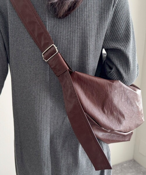 fredy emue(フレディエミュ)の「ヴィンテージライクフェイクレザーショルダーバッグ(ショルダーバッグ・レディース・ブラウン/ブラック・FREE)」の20枚目の写真