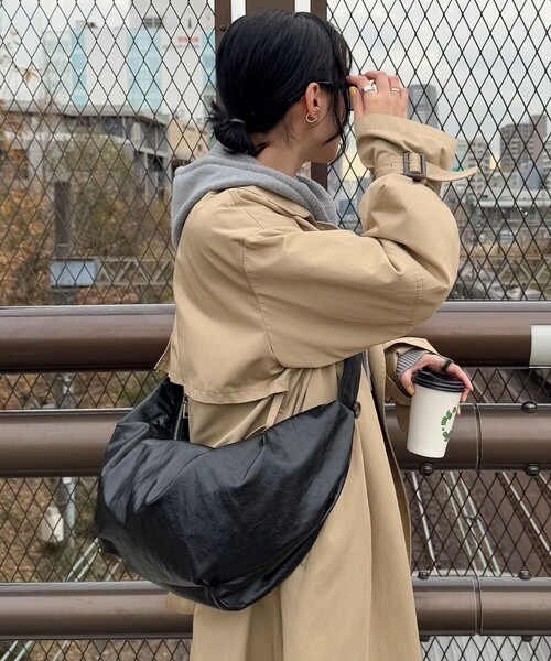 fredy emue(フレディエミュ)の「ヴィンテージライクフェイクレザーショルダーバッグ(ショルダーバッグ・レディース・ブラウン/ブラック・FREE)」の19枚目の写真