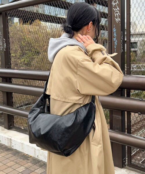 fredy emue(フレディエミュ)の「ヴィンテージライクフェイクレザーショルダーバッグ(ショルダーバッグ・レディース・ブラウン/ブラック・FREE)」の17枚目の写真