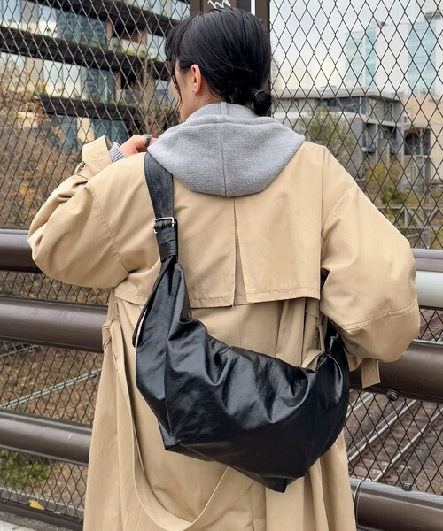 fredy emue(フレディエミュ)の「ヴィンテージライクフェイクレザーショルダーバッグ(ショルダーバッグ・レディース・ブラウン/ブラック・FREE)」の16枚目の写真