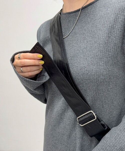 fredy emue(フレディエミュ)の「ヴィンテージライクフェイクレザーショルダーバッグ(ショルダーバッグ・レディース・ブラウン/ブラック・FREE)」の13枚目の写真