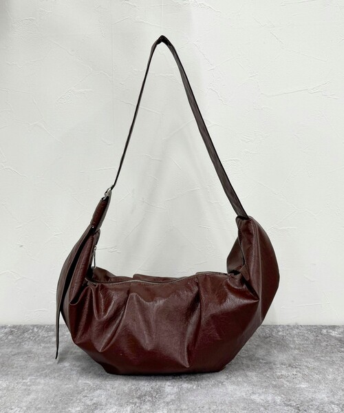 fredy emue(フレディエミュ)の「ヴィンテージライクフェイクレザーショルダーバッグ(ショルダーバッグ・レディース・ブラウン/ブラック・FREE)」の12枚目の写真