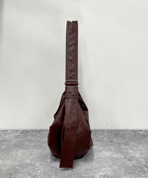 fredy emue(フレディエミュ)の「ヴィンテージライクフェイクレザーショルダーバッグ(ショルダーバッグ・レディース・ブラウン/ブラック・FREE)」の11枚目の写真