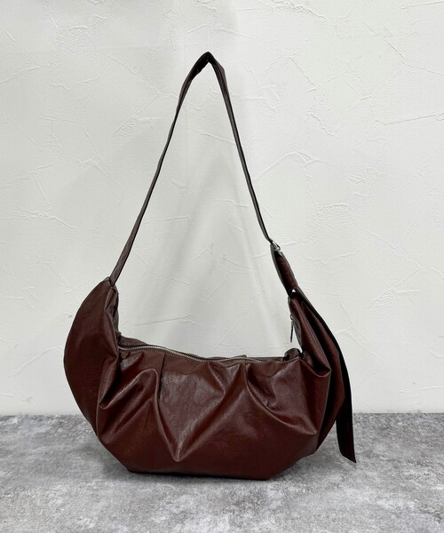 fredy emue(フレディエミュ)の「ヴィンテージライクフェイクレザーショルダーバッグ(ショルダーバッグ・レディース・ブラウン/ブラック・FREE)」の10枚目の写真