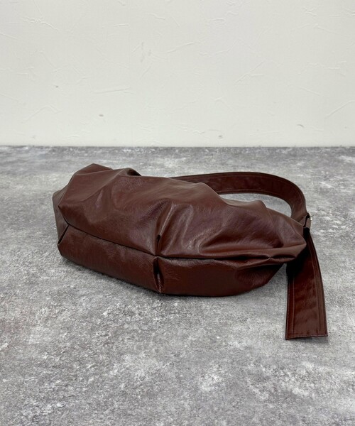 fredy emue(フレディエミュ)の「ヴィンテージライクフェイクレザーショルダーバッグ(ショルダーバッグ・レディース・ブラウン/ブラック・FREE)」の9枚目の写真