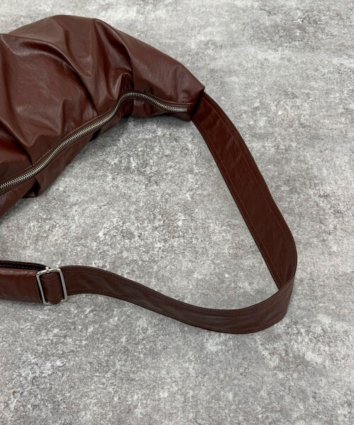 fredy emue(フレディエミュ)の「ヴィンテージライクフェイクレザーショルダーバッグ(ショルダーバッグ・レディース・ブラウン/ブラック・FREE)」の8枚目の写真