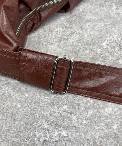 fredy emue(フレディエミュ)の「ヴィンテージライクフェイクレザーショルダーバッグ(ショルダーバッグ・レディース・ブラウン/ブラック・FREE)」の7枚目の写真