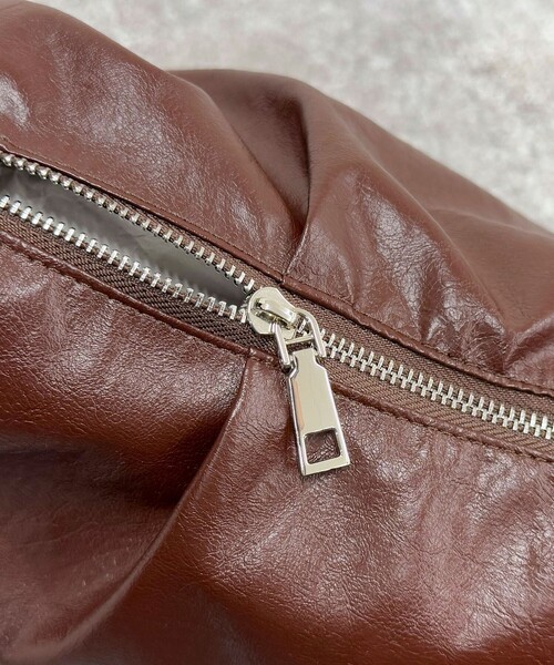 fredy emue(フレディエミュ)の「ヴィンテージライクフェイクレザーショルダーバッグ(ショルダーバッグ・レディース・ブラウン/ブラック・FREE)」の6枚目の写真