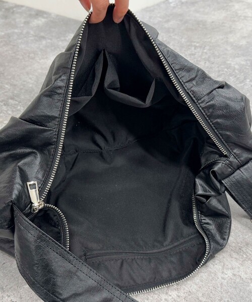 fredy emue(フレディエミュ)の「ヴィンテージライクフェイクレザーショルダーバッグ(ショルダーバッグ・レディース・ブラウン/ブラック・FREE)」の3枚目の写真