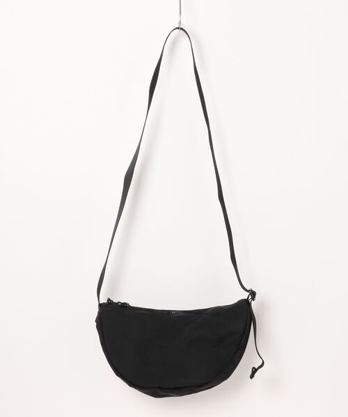 NIKE(ナイキ)の「【NIKE】AURA CRESCENT CROSSBODY(ショルダーバッグ・レディース・ブラック・FREE)」の2枚目の写真