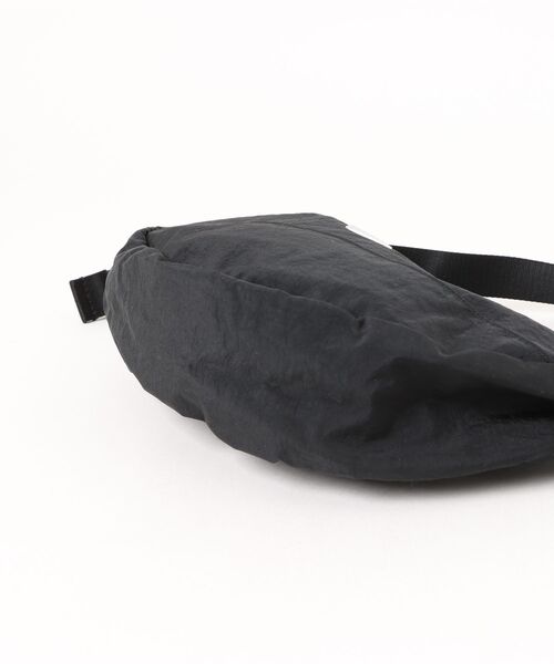 NIKE(ナイキ)の「【NIKE】AURA CRESCENT CROSSBODY(ショルダーバッグ・レディース・ブラック・FREE)」の5枚目の写真