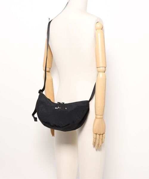 NIKE(ナイキ)の「【NIKE】AURA CRESCENT CROSSBODY(ショルダーバッグ・レディース・ブラック・FREE)」の4枚目の写真