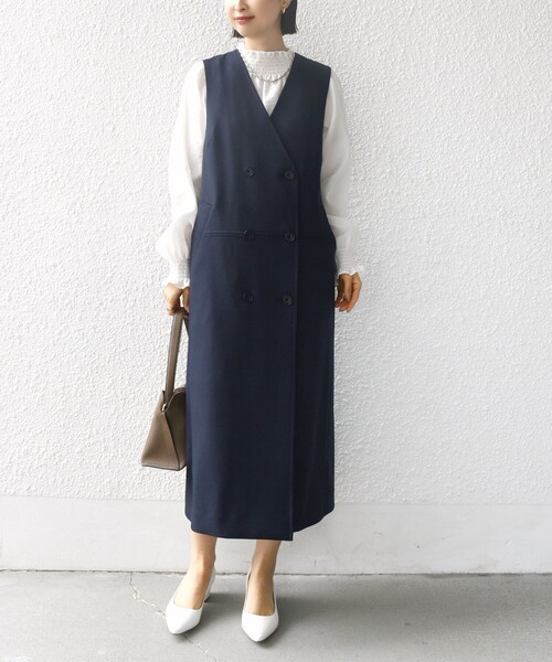SHIPS(シップス)の「〈手洗い可能〉シャークスキン ジレ ワンピース(ワンピース・レディース・ベージュ/ネイビー・ONE SIZE)」の2枚目の写真