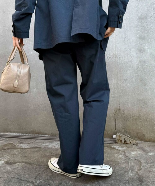 fredy emue（フレディエミュ）の「《セットアップ対応》綿ナイロンイージーストレートパンツ（その他パンツ・レディース・ベージュ/ネイビー・38/36）」の14枚目の写真