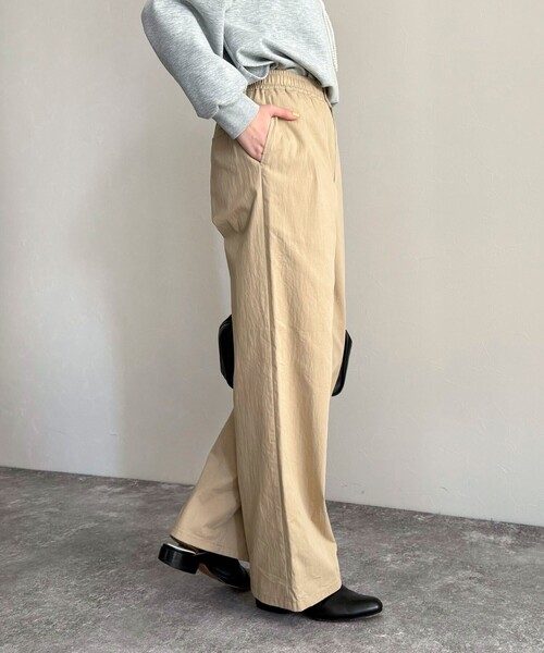 fredy emue（フレディエミュ）の「《セットアップ対応》綿ナイロンイージーストレートパンツ（その他パンツ・レディース・ベージュ/ネイビー・38/36）」の18枚目の写真
