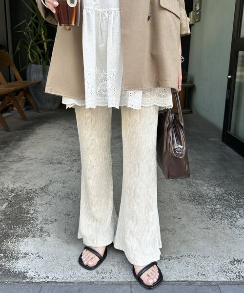 DISCOAT（ディスコート）の「ベロアプリーツフレアパンツ（その他パンツ・レディース・ダークブラウン/アイボリー/チャコールグレー・SMALL/MEDIUM/LARGE）」の3枚目の写真