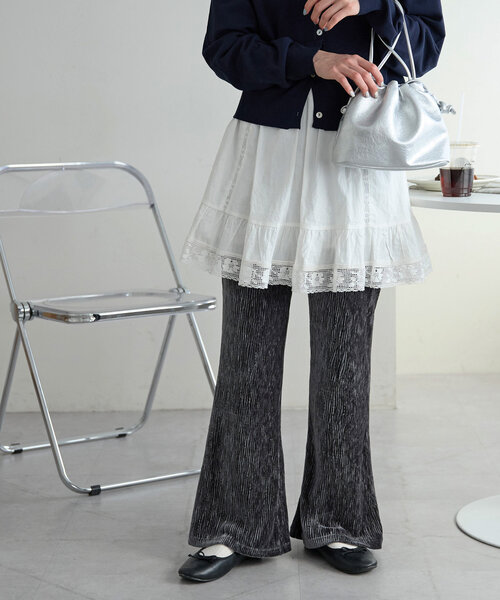 DISCOAT（ディスコート）の「ベロアプリーツフレアパンツ（その他パンツ・レディース・ダークブラウン/アイボリー/チャコールグレー・SMALL/MEDIUM/LARGE）」の4枚目の写真