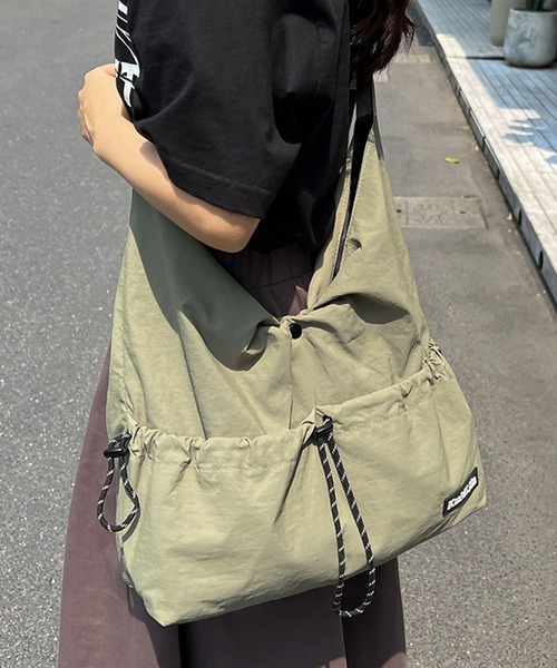florist（フローリスト）の「【軽量・A4収納可】撥水ナイロンドローコードショルダーバッグ/トートバッグ（メッセンジャーバッグ・レディース・グリーン/ホワイト/ブラック/ベージュ・FREE）」の6枚目の写真