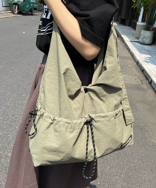 florist（フローリスト）の「【軽量・A4収納可】撥水ナイロンドローコードショルダーバッグ/トートバッグ（メッセンジャーバッグ・レディース・グリーン/ホワイト/ブラック/ベージュ・FREE）」の7枚目の写真