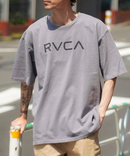 RVCA（ルーカ）の「RVCA メンズ DAY DREAM RVCA SS Tシャツ 【2025年春夏モデル】/ルーカロゴクルーネック半袖Tシャツ（Tシャツ/カットソー・メンズ・マスタード/ホワイト/グリーン系その他/グレー系その他/ブラック・MEDIUM/SMALL/X-LARGE/LARGE）」の4枚目の写真