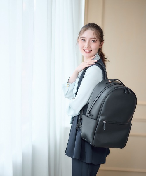 12Twelve Agenda（トゥエルブ　アジェンダ）の「【軽量】【通勤リュック】【PC収納ポケット】軽量多収納合皮リュック（バックパック/リュック・レディース・グレイッシュベージュ/ブラック/オフホワイト/ブラウン・FREE）」の3枚目の写真