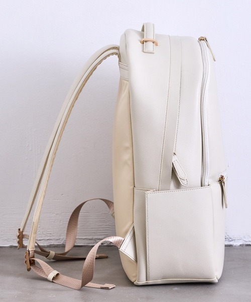 12Twelve Agenda（トゥエルブ　アジェンダ）の「【軽量】【通勤リュック】【PC収納ポケット】軽量多収納合皮リュック（バックパック/リュック・レディース・グレイッシュベージュ/ブラック/オフホワイト/ブラウン・FREE）」の18枚目の写真