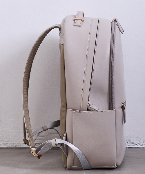 12Twelve Agenda（トゥエルブ　アジェンダ）の「【軽量】【通勤リュック】【PC収納ポケット】軽量多収納合皮リュック（バックパック/リュック・レディース・グレイッシュベージュ/ブラック/オフホワイト/ブラウン・FREE）」の7枚目の写真