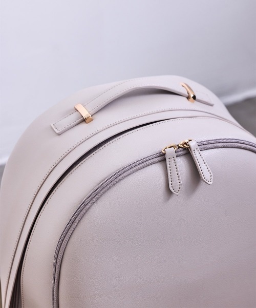 12Twelve Agenda（トゥエルブ　アジェンダ）の「【軽量】【通勤リュック】【PC収納ポケット】軽量多収納合皮リュック（バックパック/リュック・レディース・グレイッシュベージュ/ブラック/オフホワイト/ブラウン・FREE）」の9枚目の写真