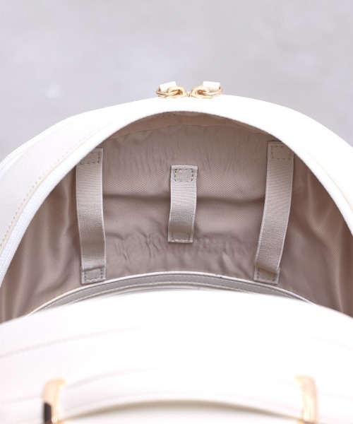 12Twelve Agenda（トゥエルブ　アジェンダ）の「【軽量】【通勤リュック】【PC収納ポケット】軽量多収納合皮リュック（バックパック/リュック・レディース・グレイッシュベージュ/ブラック/オフホワイト/ブラウン・FREE）」の21枚目の写真