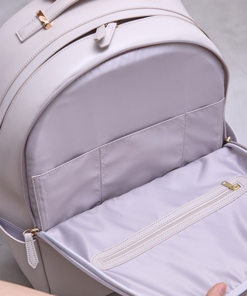 12Twelve Agenda（トゥエルブ　アジェンダ）の「【軽量】【通勤リュック】【PC収納ポケット】軽量多収納合皮リュック（バックパック/リュック・レディース・グレイッシュベージュ/ブラック/オフホワイト/ブラウン・FREE）」の11枚目の写真