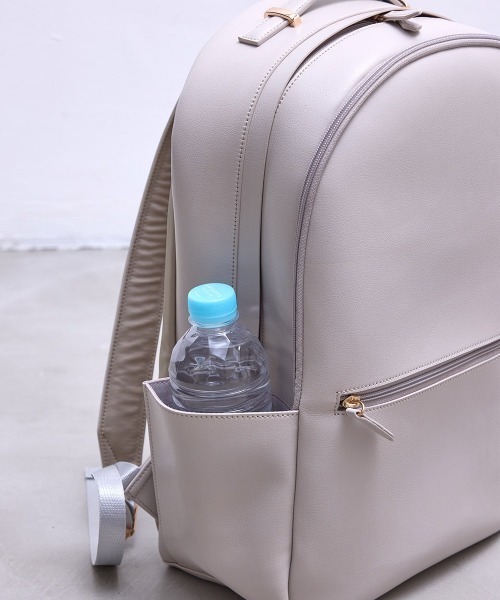 12Twelve Agenda（トゥエルブ　アジェンダ）の「【軽量】【通勤リュック】【PC収納ポケット】軽量多収納合皮リュック（バックパック/リュック・レディース・グレイッシュベージュ/ブラック/オフホワイト/ブラウン・FREE）」の12枚目の写真