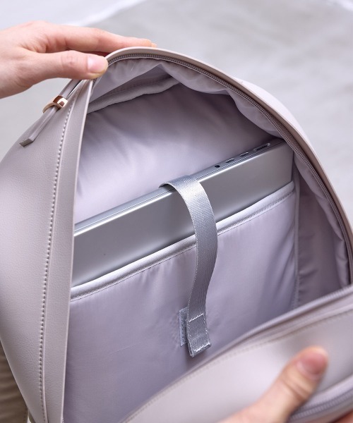 12Twelve Agenda（トゥエルブ　アジェンダ）の「【軽量】【通勤リュック】【PC収納ポケット】軽量多収納合皮リュック（バックパック/リュック・レディース・グレイッシュベージュ/ブラック/オフホワイト/ブラウン・FREE）」の14枚目の写真