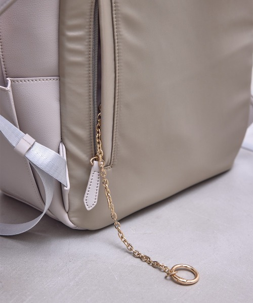 12Twelve Agenda（トゥエルブ　アジェンダ）の「【軽量】【通勤リュック】【PC収納ポケット】軽量多収納合皮リュック（バックパック/リュック・レディース・グレイッシュベージュ/ブラック/オフホワイト/ブラウン・FREE）」の16枚目の写真