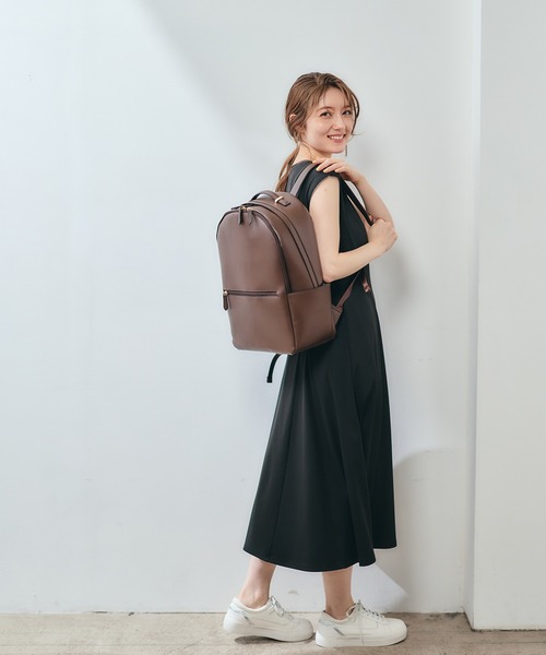 12Twelve Agenda(トゥエルブ アジェンダ)の「【軽量】【通勤リュック】【PC収納ポケット】軽量多収納合皮リュック(バックパック/リュック・レディース・グレイッシュベージュ/ブラック/オフホワイト/ブラウン・FREE)」の16枚目の写真