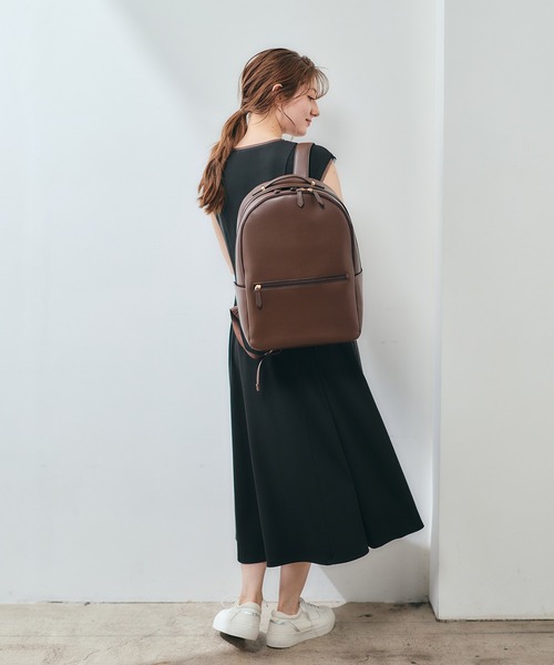 12Twelve Agenda(トゥエルブ アジェンダ)の「【軽量】【通勤リュック】【PC収納ポケット】軽量多収納合皮リュック(バックパック/リュック・レディース・グレイッシュベージュ/ブラック/オフホワイト/ブラウン・FREE)」の8枚目の写真
