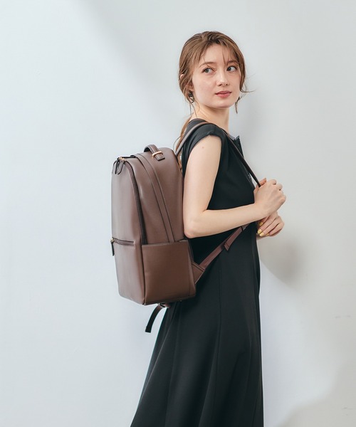 12Twelve Agenda(トゥエルブ アジェンダ)の「【軽量】【通勤リュック】【PC収納ポケット】軽量多収納合皮リュック(バックパック/リュック・レディース・グレイッシュベージュ/ブラック/オフホワイト/ブラウン・FREE)」の13枚目の写真