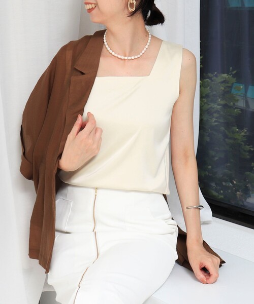 MICO COULIER(ミコクリエ)の「スクエアネックサテンドッキングタンクトップ(Tシャツ/カットソー・レディース・キナリ/ブラック/オフホワイト/チャコールグレー・38)」の12枚目の写真