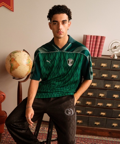 PUMA（プーマ）の「PUMA プーマ ユニセックス PUMA x ハリーポッター リラックス フットボール 半袖 シャツ（Tシャツ/カットソー・メンズ・ワインレッド/グリーン・X-SMALL/LARGE/MEDIUM/SMALL/X-LARGE）」の2枚目の写真