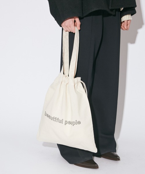 beautiful people(ビューティフルピープル)の「contour logo gathering tote bag(トートバッグ・レディース・アイボリー/ブラック・FREE)」の2枚目の写真