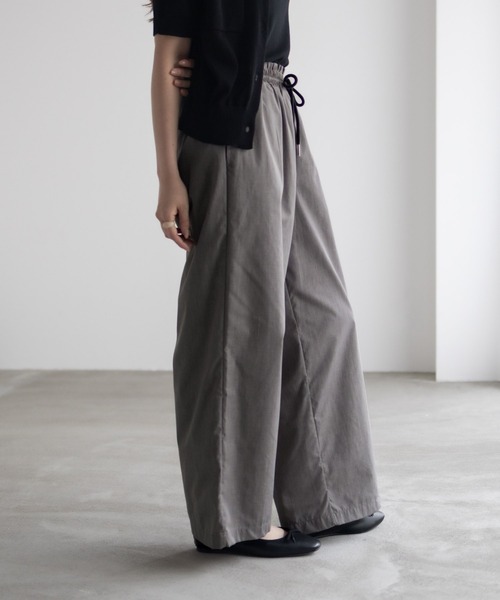 Mac-House(マックハウス)の「milli de l'air デニムライク セミワイドパンツ(デニムパンツ・レディース・ライトグレー/ネイビー/ブルー・M/L)」の15枚目の写真