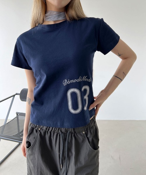 4INT.(フォイント)の「ナンバリング プリント 半袖 クロップド Tシャツ(Tシャツ/カットソー・レディース・グレー/ホワイト/ネイビー・FREE)」の3枚目の写真