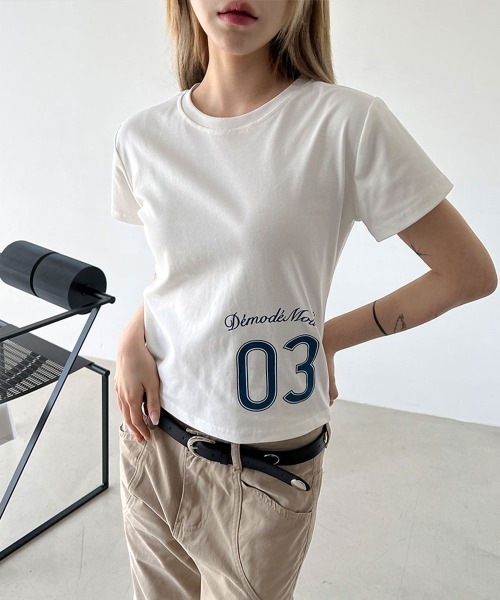 4INT.(フォイント)の「ナンバリング プリント 半袖 クロップド Tシャツ(Tシャツ/カットソー・レディース・グレー/ホワイト/ネイビー・FREE)」の2枚目の写真