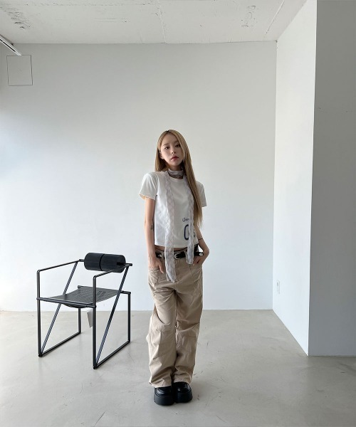4INT.(フォイント)の「ナンバリング プリント 半袖 クロップド Tシャツ(Tシャツ/カットソー・レディース・グレー/ホワイト/ネイビー・FREE)」の4枚目の写真