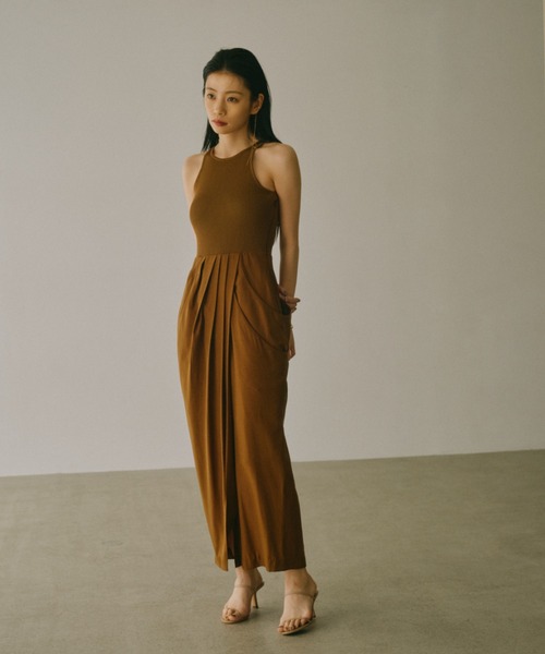 anuans(アニュアンス)の「ドレープニットドッキングワンピース(ワンピース・レディース・ブラック/キャメル・SMALL/MEDIUM)」の12枚目の写真