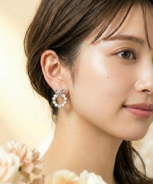 VIBGYOR（ヴィブジョー）の「【IZU】 〈2個SET〉 リボン×パール×ジルコニア サークルピアス シルバー＆ゴールド 亜鉛合金 レディース 上品可愛い 両耳用（ピアス（両耳用）・レディース・ゴールド/シルバー・FREE）」の4枚目の写真