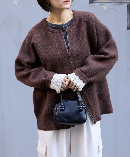 MONO-MART（モノマート）の「バイカラー配色ダブルフェイスルーズニットカーディガン（カーディガン/ボレロ・レディース・レッド/ブラック/アイボリー/ブラウン/ネイビー/グレー・L/M）」の4枚目の写真