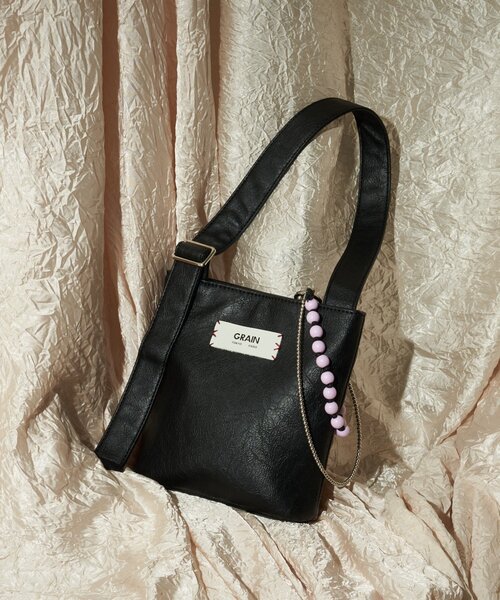 GRAIN(グレイン)の「【GRAIN/グレイン】ビーズチャーム付きベルトバッグ(トートバッグ・レディース・ブラック/レッド/サックスブルー・FREE)」の1枚目の写真