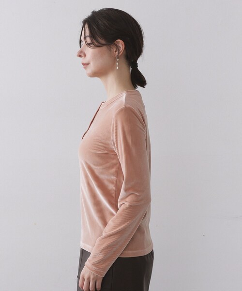 OPAQUE.CLIP（オペークドットクリップ）の「ベロアタッチリブトップス【洗濯機OK】（Tシャツ/カットソー・レディース・オフホワイト/ベビーピンク/チャコールグレー・42/38/40）」の6枚目の写真