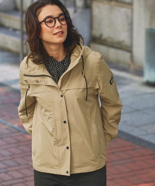 AIGLE（エーグル）の「GORE-TEX ゴアテックス 防水 防風 透湿 2レイヤージャケット RP（マウンテンパーカー・レディース・ブラック/ベージュ/ライトグレー・36/40/38）」の4枚目の写真