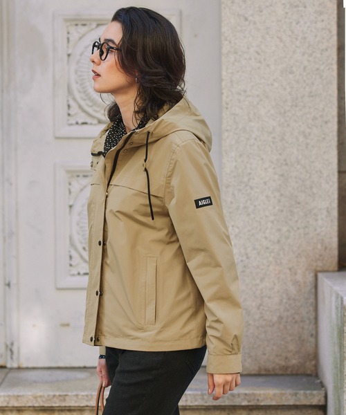 AIGLE（エーグル）の「GORE-TEX ゴアテックス 防水 防風 透湿 2レイヤージャケット RP（マウンテンパーカー・レディース・ブラック/ベージュ/ライトグレー・36/40/38）」の5枚目の写真